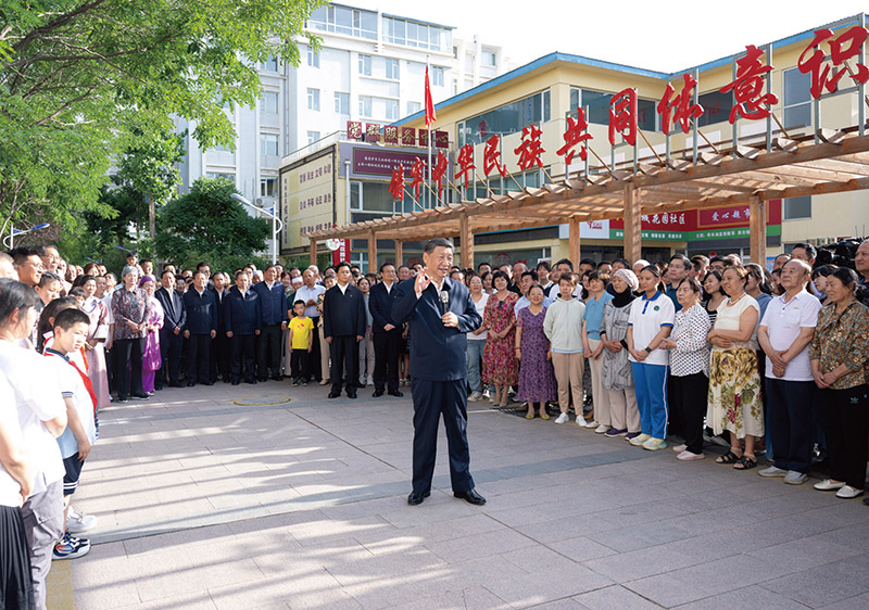 2024年6月19日至20日，中共中央總書記、國家主席、中央軍委主席習(xí)近平在寧夏考察。這是19日下午，習(xí)近平在銀川市金鳳區(qū)長城花園社區(qū)考察時，同社區(qū)居民親切交流。 新華社記者 謝環(huán)馳/攝